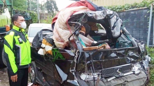Hantam Belakang Truk Tronton Sopir Mobil Pickup Tewas di Lokasi Kejadian