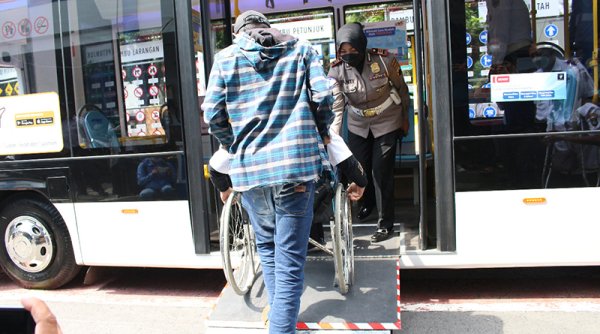 Warga Difabel Dapat Layanan Khusus Bus Low Deck Ramah Difabel