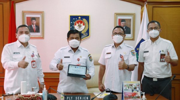 Plt. Sekjen Kemendagri Tanda Tangani Perjanjian Kerja Sama Sinergi SP4N-LAPOR!