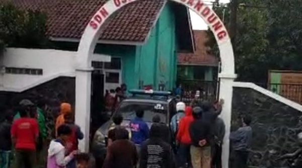 Seorang Guru SD di Bandung Tewas Ditikam di Gerbang Sekolah