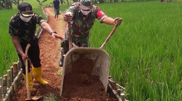 Ringankan Beban Warga Binaan, Babinsa Kodim Purwakarta Bantu Buat Akses Jalan Lingkungan