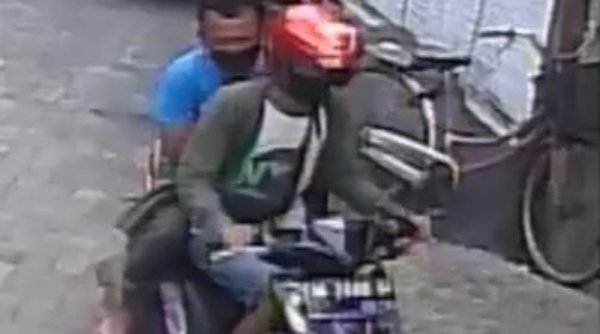 Maling Bersarung Terekam CCTV Saat Beraksi
