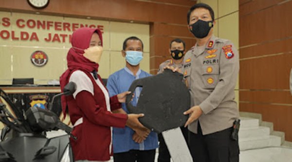 Kapolda Jatim Kembalikan Motor  Milik Wanita Ojek Online Korban Pencurian