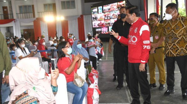 Presiden Jokowi Tinjau Program Vaksinasi di Kota Bitung