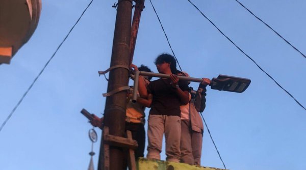 Inspiratif! Mahasiswa Terangi Dusun Terisolir Dengan Panel Surya