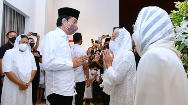 Presiden Jokowi Takziah ke Rumah Duka Almarhum Arifin Panigoro