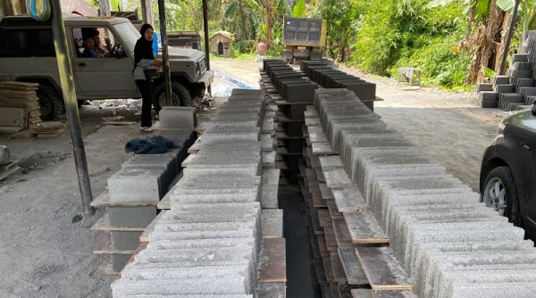Dibina PLN, UMKM Ini Sukses Sulap Sisa Pembakaran Batu Bara PLTU Ombilin Jadi Batako