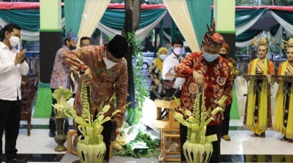 Bupati Gus Muhdlor Buka Pameran Keris dan Benda Pusaka