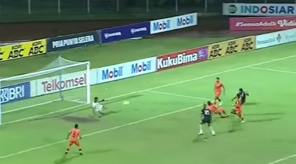 Gasak  Persiraja 3-1, Persib Singkirkan Peringkat Arema