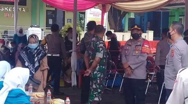 Dihadiri Kapolresta Bandung, Warga Ibun Antusias untuk Divaksin