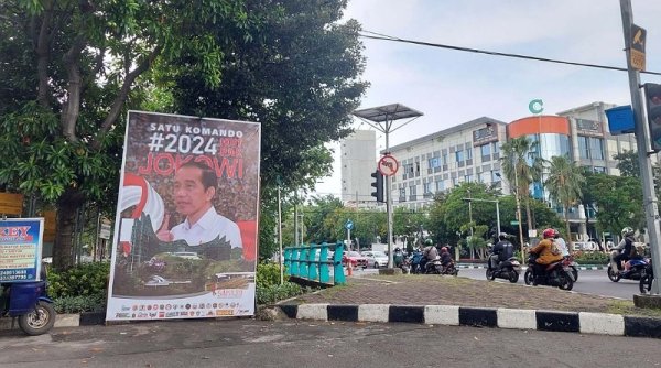 Baliho '2024 Ikut Pak Jokowi' Terpasang di Surabaya, Siapa yang Masang?