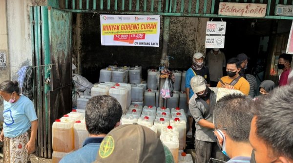 Gelar Operasi Pasar, Sinar Mas Agribusinesses and Food Salurkan 500 Ton Minyak Goreng Curah