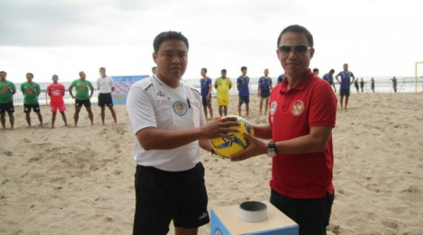 Hidupkan Lagi Pariwisata, Piala Bola Pantai Indonesia 2021/2022 Resmi Dibuka