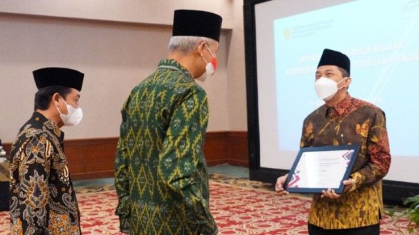 MTsN 1 Pati Terima Award Madrasah Pembina Utama dan Terfavorit