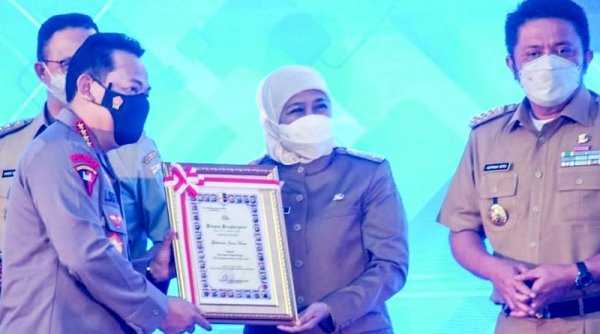 Gubernur Jatim Khofifah Raih Anugerah ETLE Nasional Presisi dari Kapolri