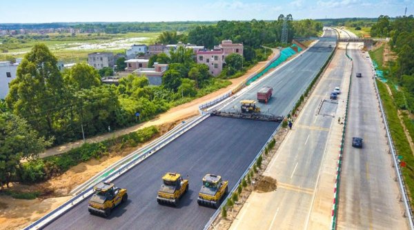 XCMG RP2405, Alat "Cement-Stabilized Macadam Paver" Terbesar di Dunia