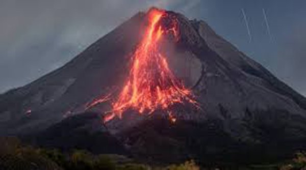 Gunung Merapi Muntahkan Guguran Lava Pijar