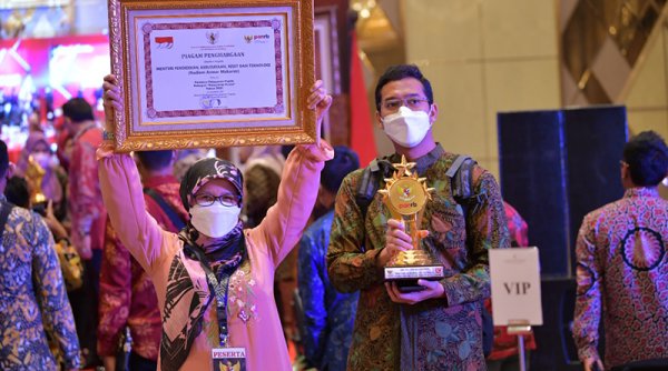 Mendikbudristek Terima Penghargaan Adicita Sewaka Pertiwi dari Menteri PANRB