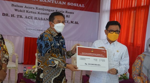 Ace Hasan Salurkan Bantuan Sosial Senilai Rp. 333,5 Miliar Bagi Warga Kabupaten Bandung dan Bandung Barat