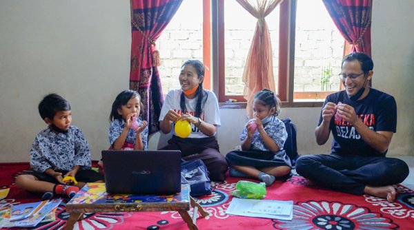 Menemani Guru Mengajar, Mendikbudristek Ikut Belajar dan Bermain Bersama Murid