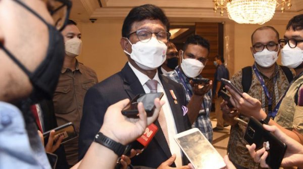 Sediakan Akses Internet Merata, Menteri Johnny: Kominfo Kombinasikan Kabel Serat Optik dan Satelit