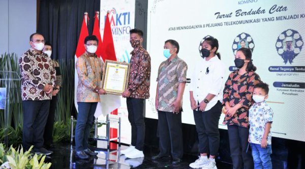 Jadi Teladan Bangun Infrastruktur Digital, Menkominfo Beri Penghargaan 9 Pejuang Telekomunikasi