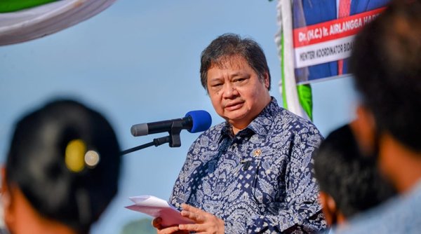 Salurkan Bantuan Tunai Pertama di 2022 Kepada Nelayan, Menko Airlangga Harapkan Dapat Kurangi Kemiskinan Ekstrem di Indonesia
