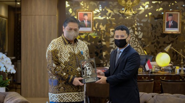 Bahas Pengembangan KIK hingga EBT, Menteri Pembangunan Nasional Singapura Kunjungi Menko Airlangga