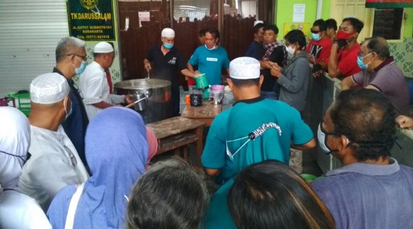 Warga Banjar di Solo Gelar Tradisi Ramadan Bagi-bagi "Bubur Samin"