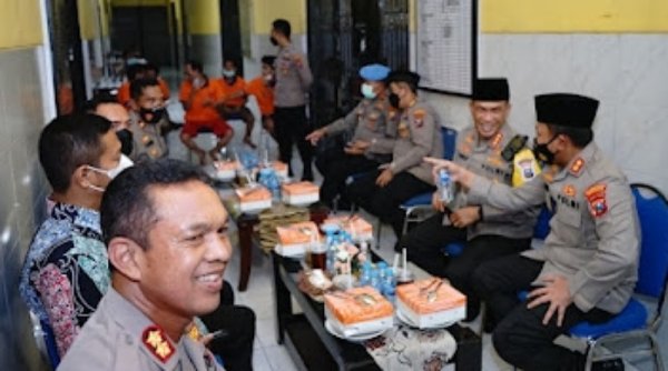 Ramadhan Berkah, Kapolrestabes Surabaya Gelar Buka Bersama 460 Tahanan