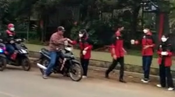 Jelang Maghrib, Mahasiswa Poltek Pajajaran Kampus Ciparay Bagi-bagi Takjil Gratis