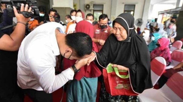 Walikota Eri Cahyadi Lihat Langsung Penyaluran BLT di Kantor Kecamatan Rungkut