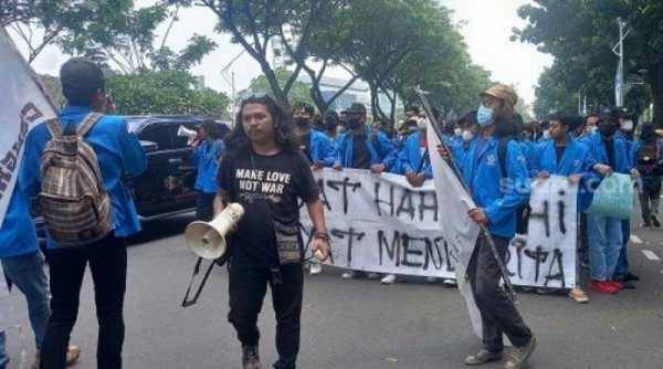 Mahasiswa Tiba di Gedung DPR, Orator Ajak Kawannya Rapatkan Barisan, Jangan Ada Penyusup