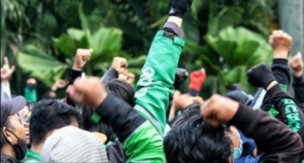 Massa Berpakaian Ojol pun Ikut Gabung Mahasiswa Demo di Depan DPR