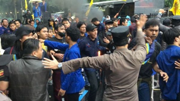 Tak Cuma Ade Armando, Satu Perwira Polisi juga Dianiaya Perusuh