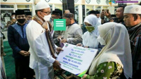 Bupati Ciamis Serahkan Insentif bagi Ketua RT/RW, Guru Madrasah Diniah, dan Imam Masjid Senilai Rp 2,2 Miliar