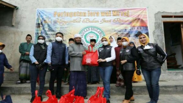 "Ngabuburide" Ala Atalia Sambil bagi Sembako dan Bantu Anak Yatim