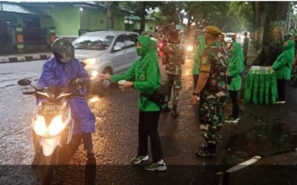Bentuk Kemanunggalan TNI dan Rakyat, Batalyon Kodam III/Slw Bagikan Takjil kepada Masyarakat