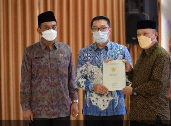 Gubernur Ridwan Kamil Serahkan 502 Sertifikat Tanah Wakaf untuk Masyarakat