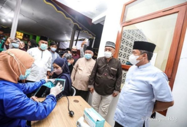 Yana Mengakhiri Safari Ramadan dengan Salat Tarawih Berjemaah Bersama Warga Ujungberung
