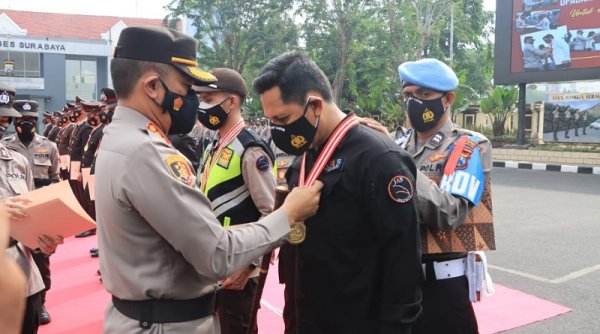Kapolrestabes Surabaya Berikan Reward kepada Ratusan Anggota Berprestasi dan Tiga Warga Sipil
