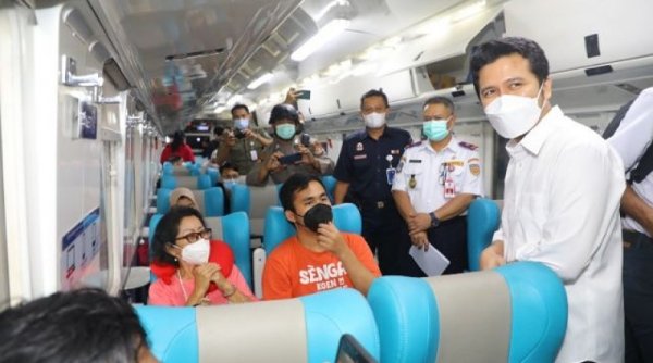 Sapa Pemudik di Stasiun Gubeng Surabaya, Wagub Emil Pastikan Mudik Sehat dan Nyaman