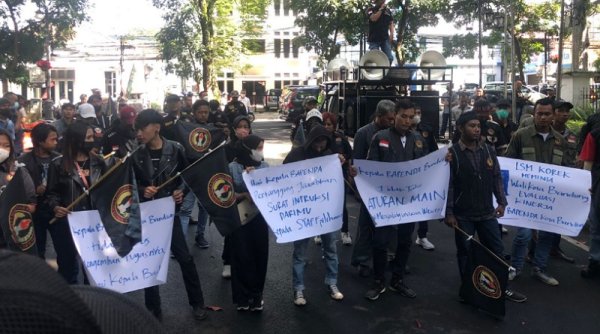 LSM KOREK Unjuk Rasa di Pemkot Bandung, ini Tuntutannya