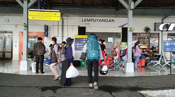 Penumpang KA Arus Balik Masih Ramai Walau Cuti Bersama Usai