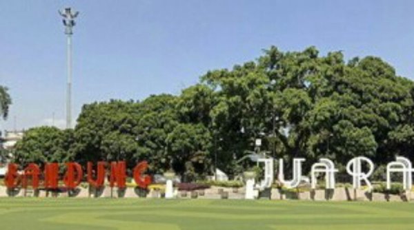 Pengunjung Membeludak, Taman Alun-alun Bandung Ditutup Sementara