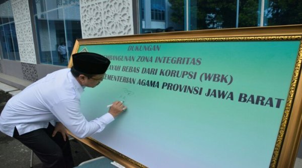 ASN Kemenag Jabar Tanda Tangani Komitmen Zona Integritas