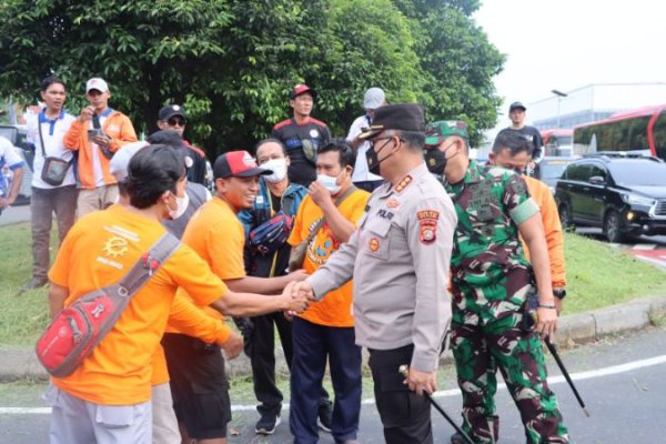 Polres Metro Bekasi Kawal Buruh Berangkat ke Jakarta