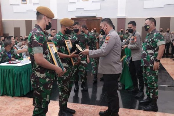 Dua Prajurit TNI yang Berhasil Tangkap Begal Diganjar Penghargaan