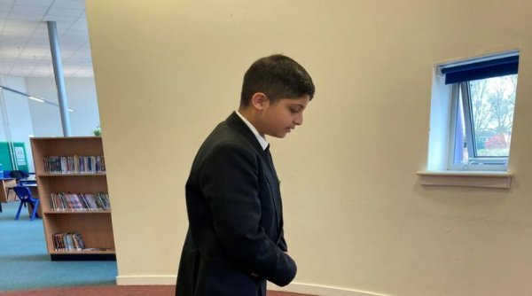 Sekolah Menengah di Inggris Belikan Sajadah dan Sediakan Ruang Salat Khusus bagi Siswa Muslim