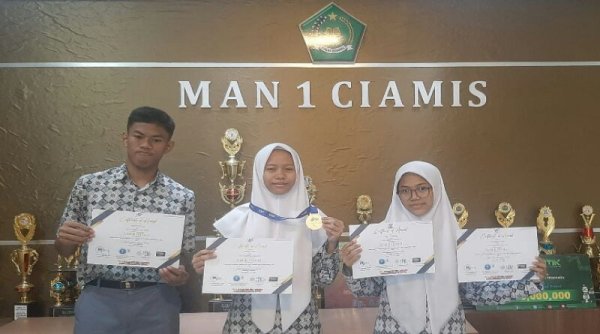 Tim Riset MAN 1 Darussalam Ciamis Raih Medali Emas di Ajang YISF 2022